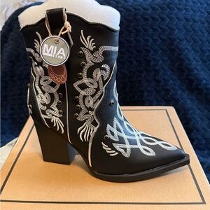 MIA Black and White Embroidered Ankle Booties BRAND NEW NEVER WORN - Western